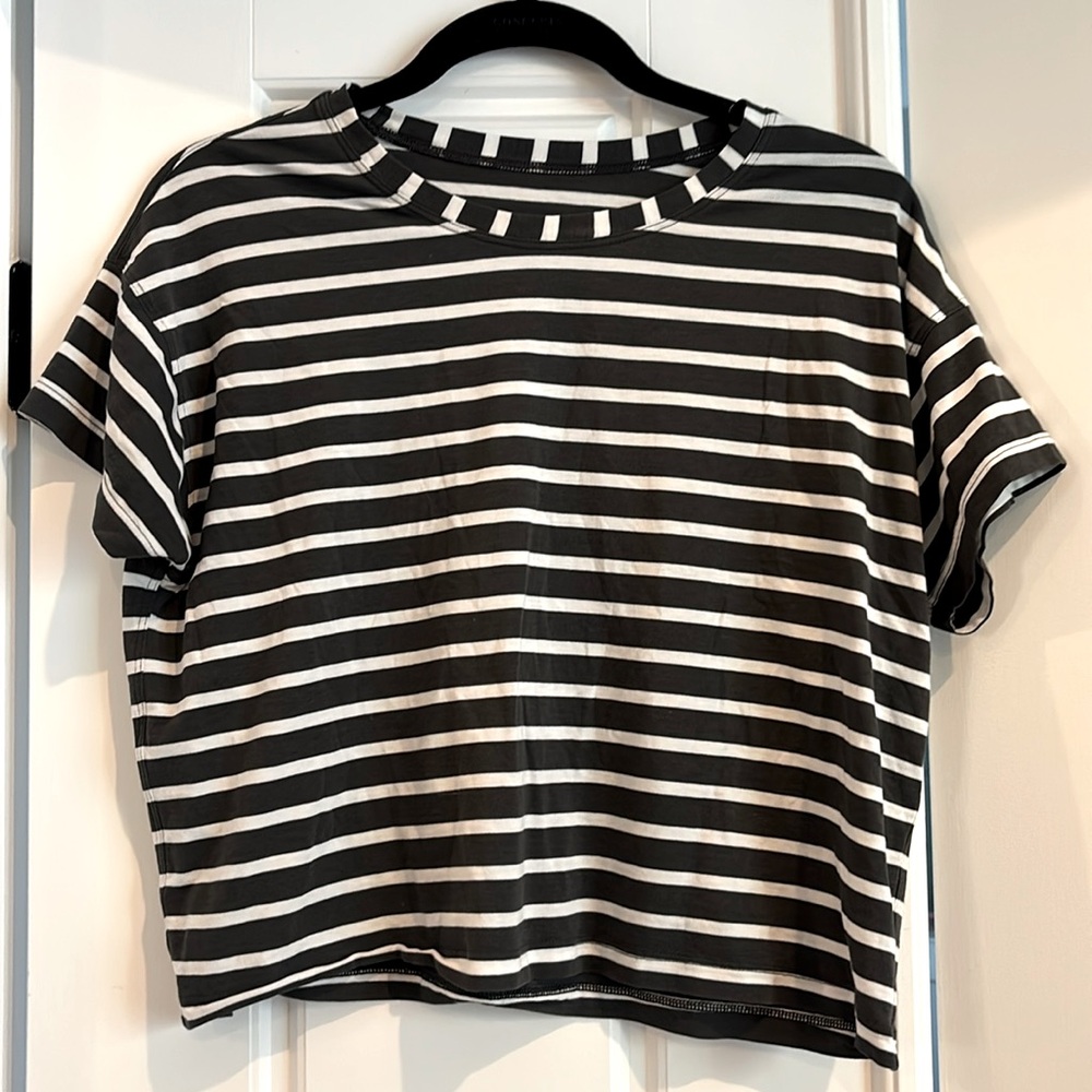 Gray/white crop Lululemon shirt 6